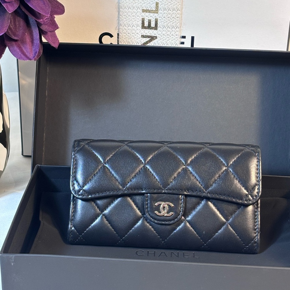Gorgeous Chanel Classic Flap Lambskin Wallet Black